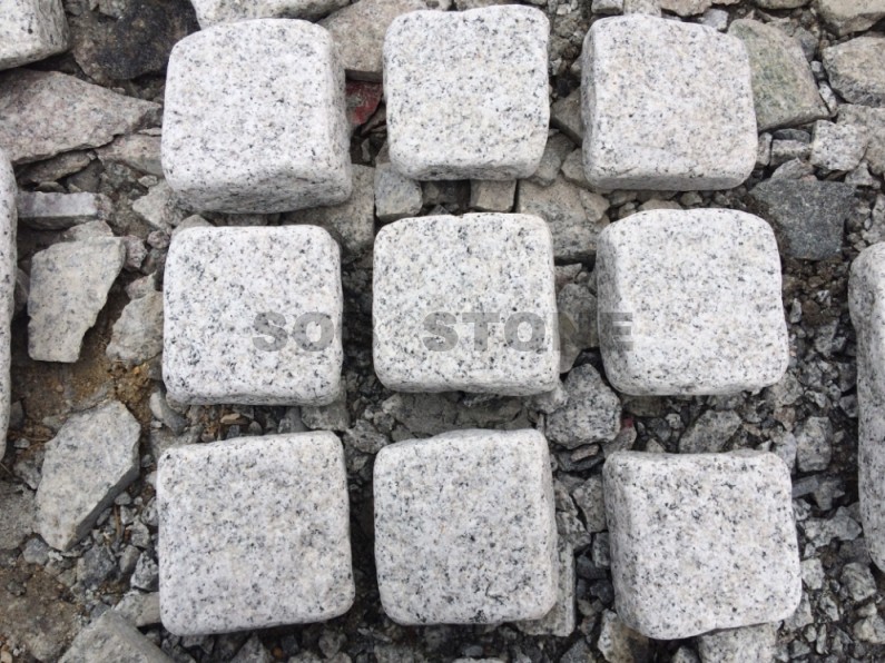 G601 White Granite Cobbles Tumbled 10x10cm Paving Stone