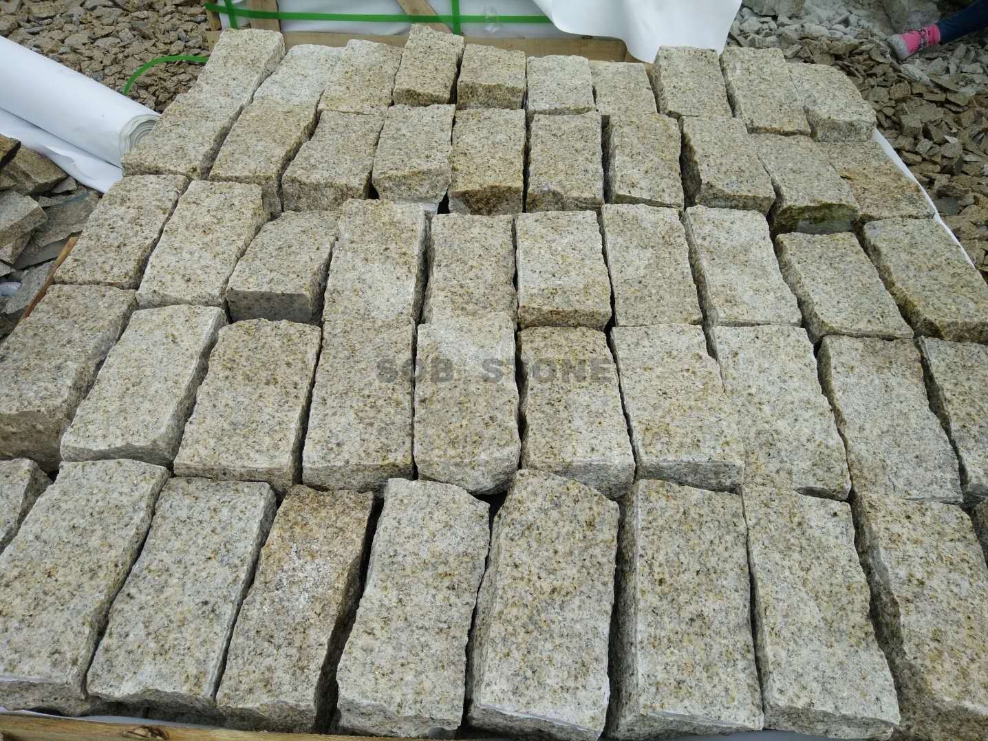 G682 Rusty Yellow Granite Cobblestone Pavers Natural Split