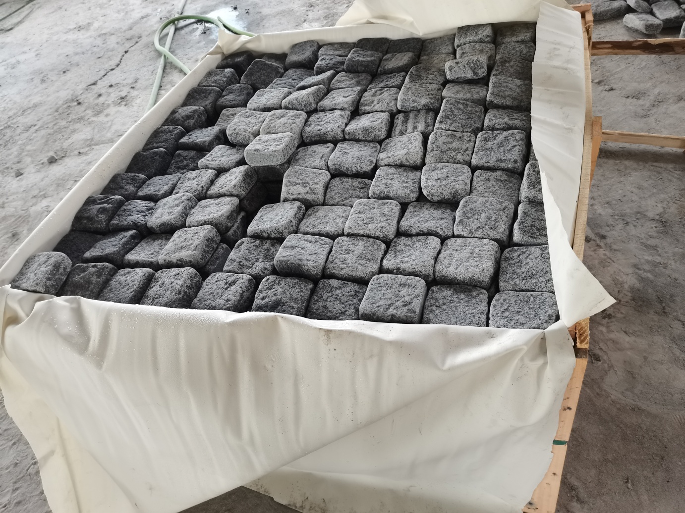 G654 Dark Grey Tumbled Granite Cobblestone